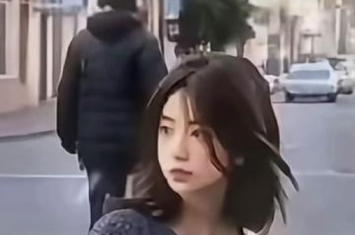 天价穿搭引全网哗然！梅根单品溢价离谱带货人设彻底翻车遭全网质疑