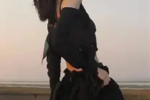 女星超大牌排场惹热议与男助理亲密举动引全网吵翻