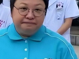 走个面、假慈善？被官方“点名”的韩红 如今用4000万让黑粉红了脸